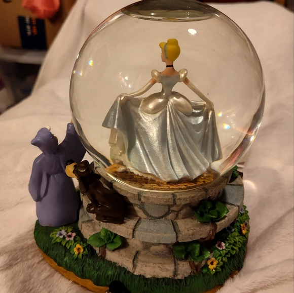 NEW!!! DISNEY CINDERELLA SNOW GLOBE - Picture 10 of 13